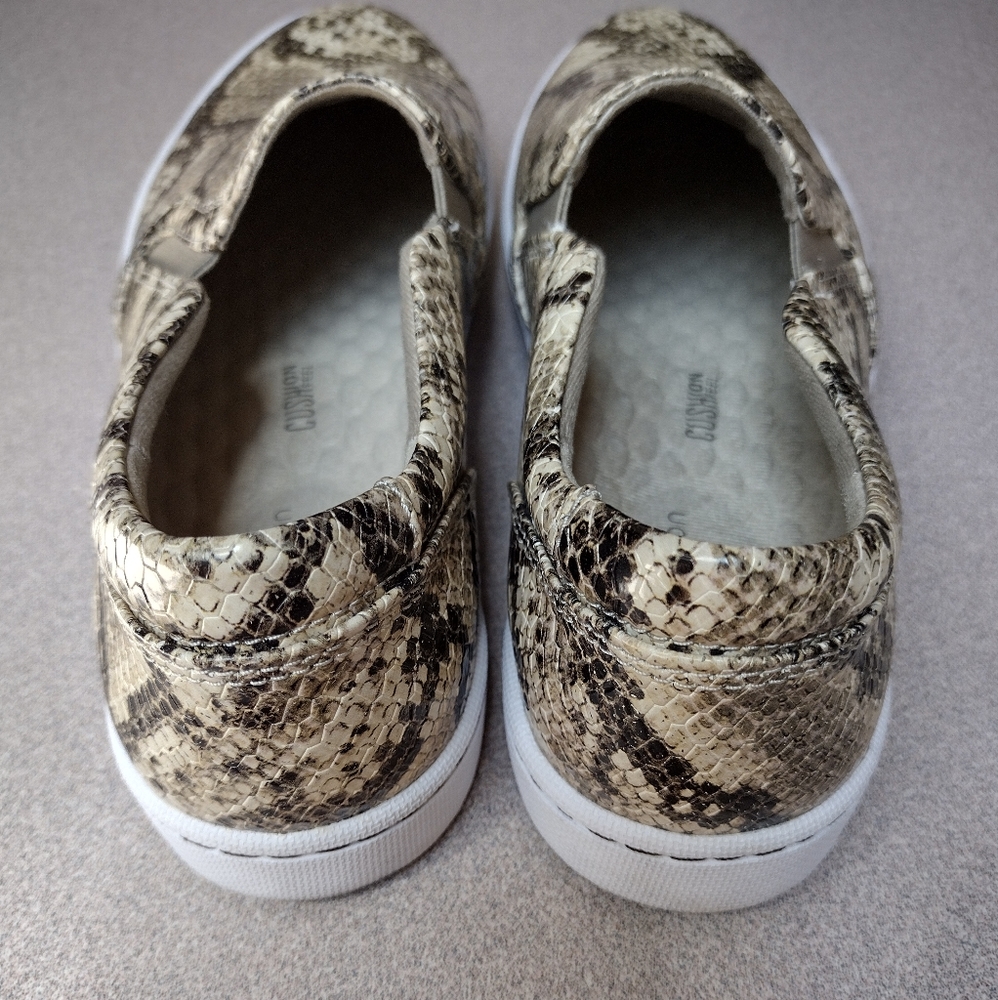 Clarks Pawley Bliss Sneakers Sz 7 Taupe Snakeskin Cushioned Slip-on - Picture 2 of 6